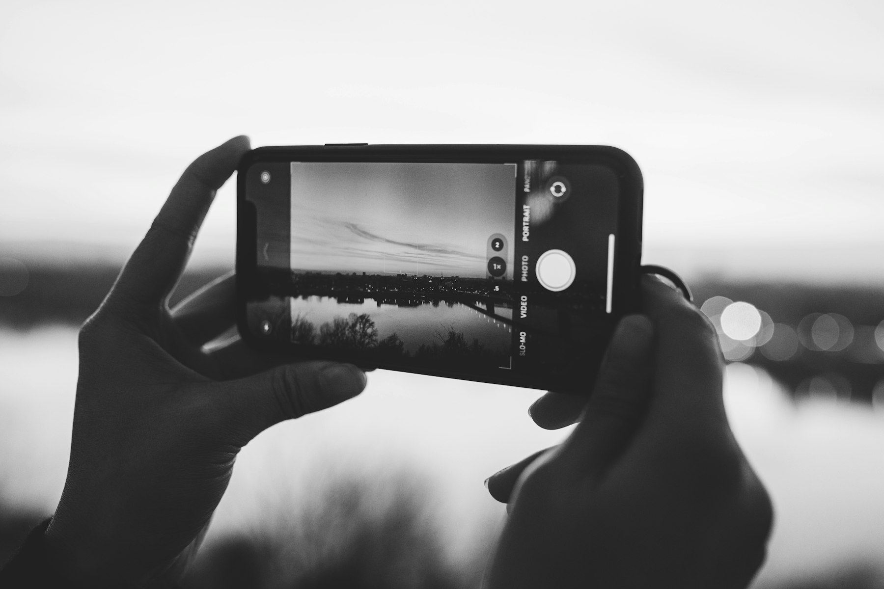 Telefonla video çeken eller, siyah-beyaz