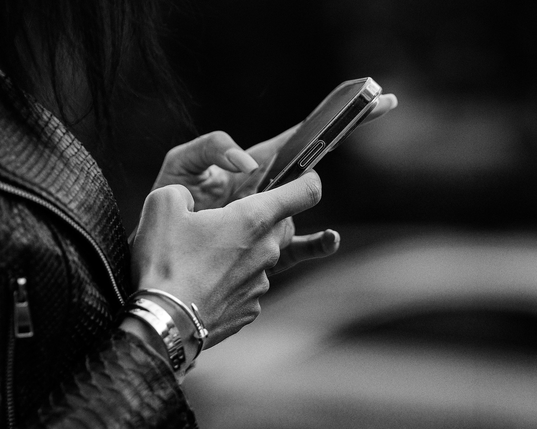 Akıllı telefon kullanan eller, siyah-beyaz